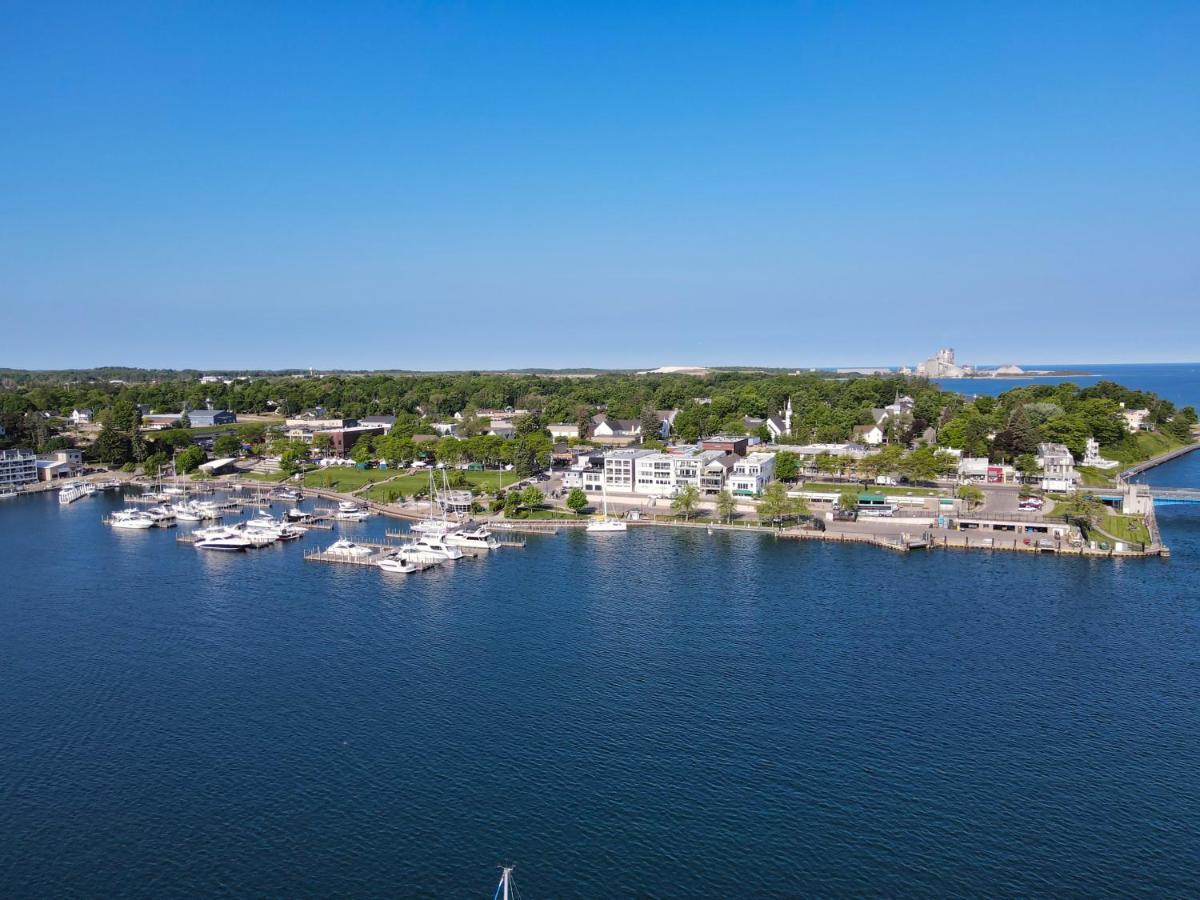 105 Edgewater Inn Charlevoix Exterior photo